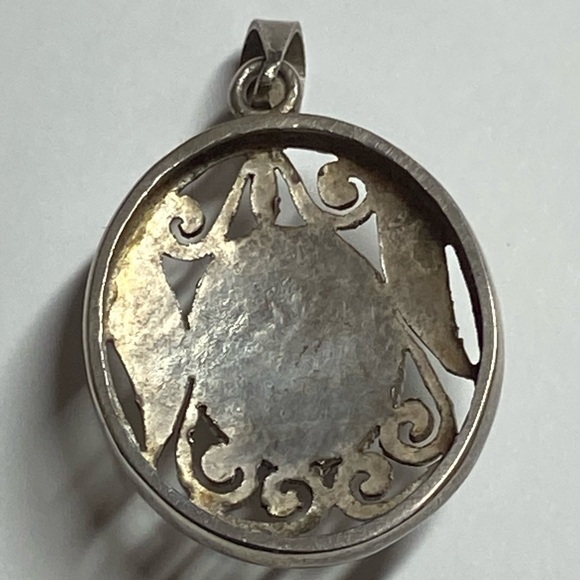 Elegant Silver and Black Pendant Necklace - Picture 5 of 7